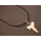 collier dent de requin fossile