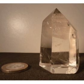 pointe de cristal de roche avec inclusions