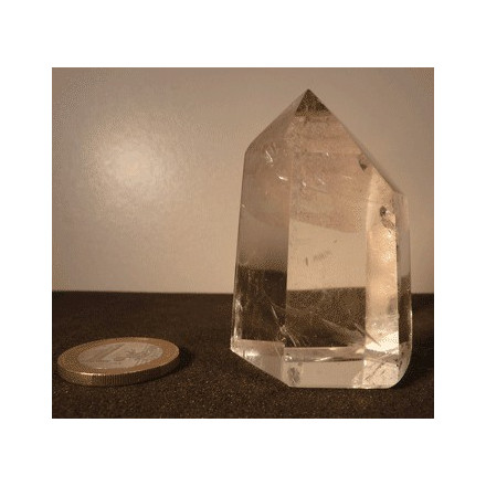pointe de cristal de roche avec inclusions